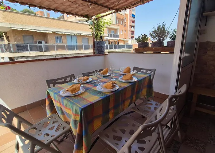 Attic, Walk To Park Gueell, Sagrada Familia, Metro Nearby * 巴塞罗那