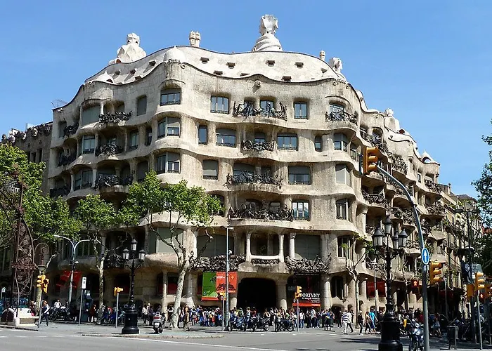 Attic, Walk To Park Gueell, Sagrada Familia, Metro Nearby * 巴塞罗那