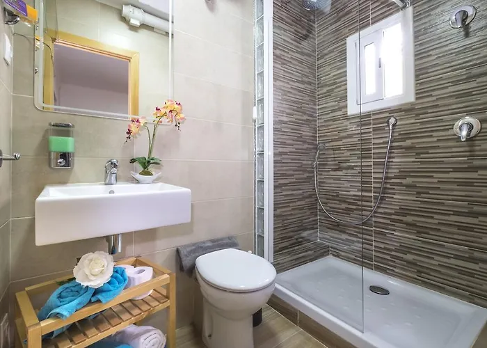 Attic, Walk To Park Gueell, Sagrada Familia, Metro Nearby * 巴塞罗那