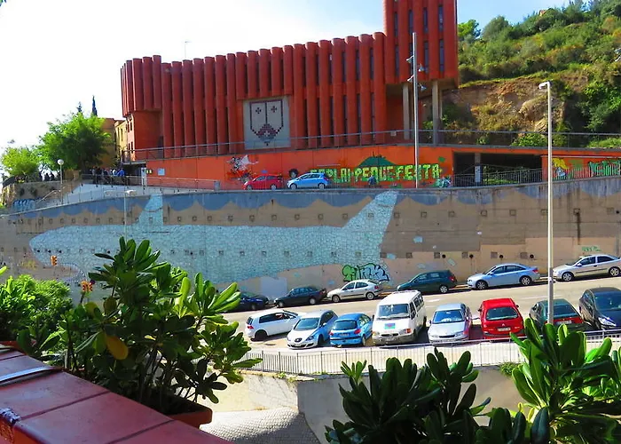 Attic, Walk To Park Gueell, Sagrada Familia, Metro Nearby *